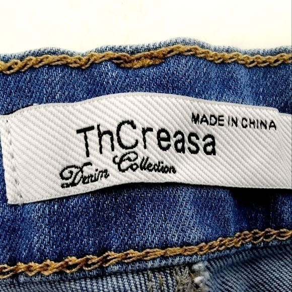 The Creasa Women's M Floral Embroidered Light Jean - Picture 14 of 16